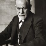 Retrato em preto e branco de Sigmund Freud sentado, associado à história da teoria da neurose