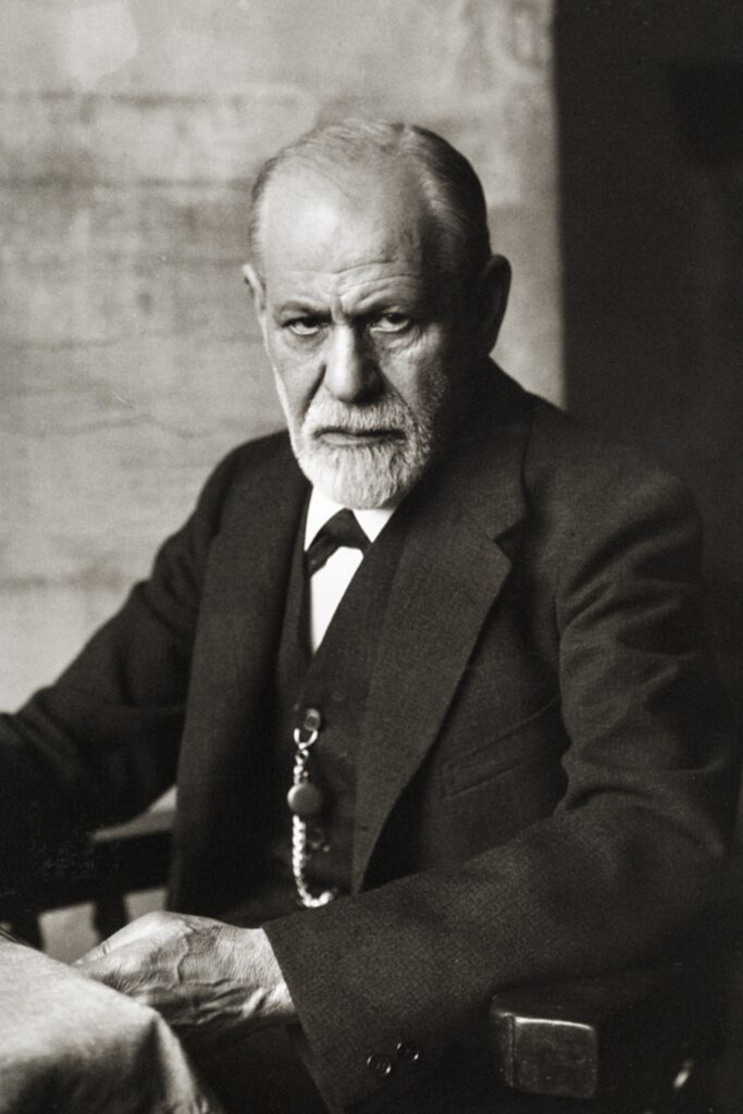 Retrato em preto e branco de Sigmund Freud sentado, associado à história da teoria da neurose