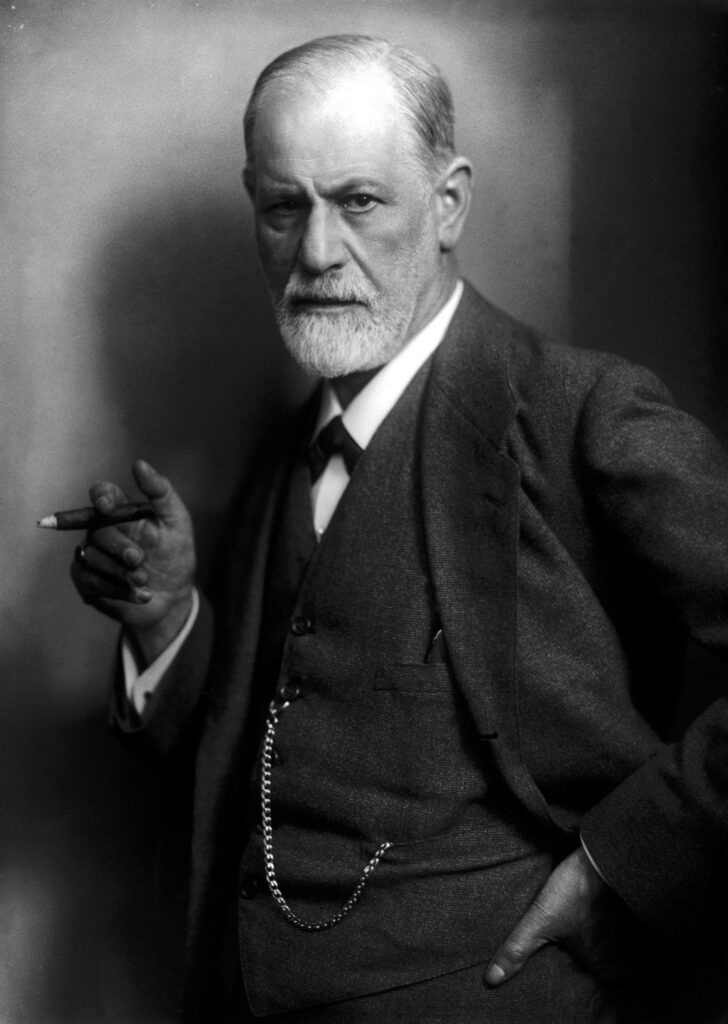 Sigmund Freud em retrato fotográfico segurando um charuto